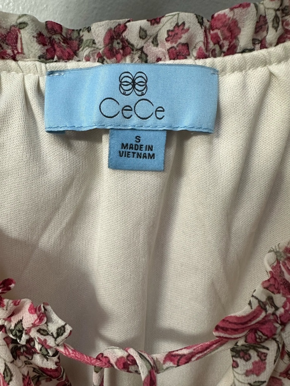 CeCe Floral Blouse Size Small Smocked Sleeve V-Neck Lined Boho Romantic Top - Picture 3 of 10